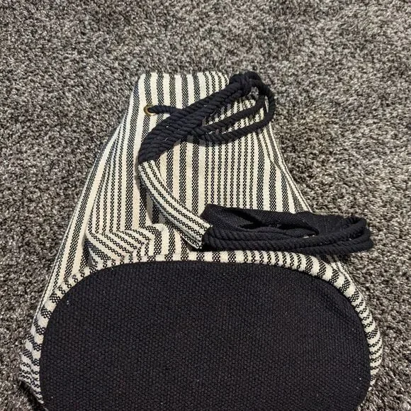 Universal Thread One Shoulder Bag - Picture 2 of 2